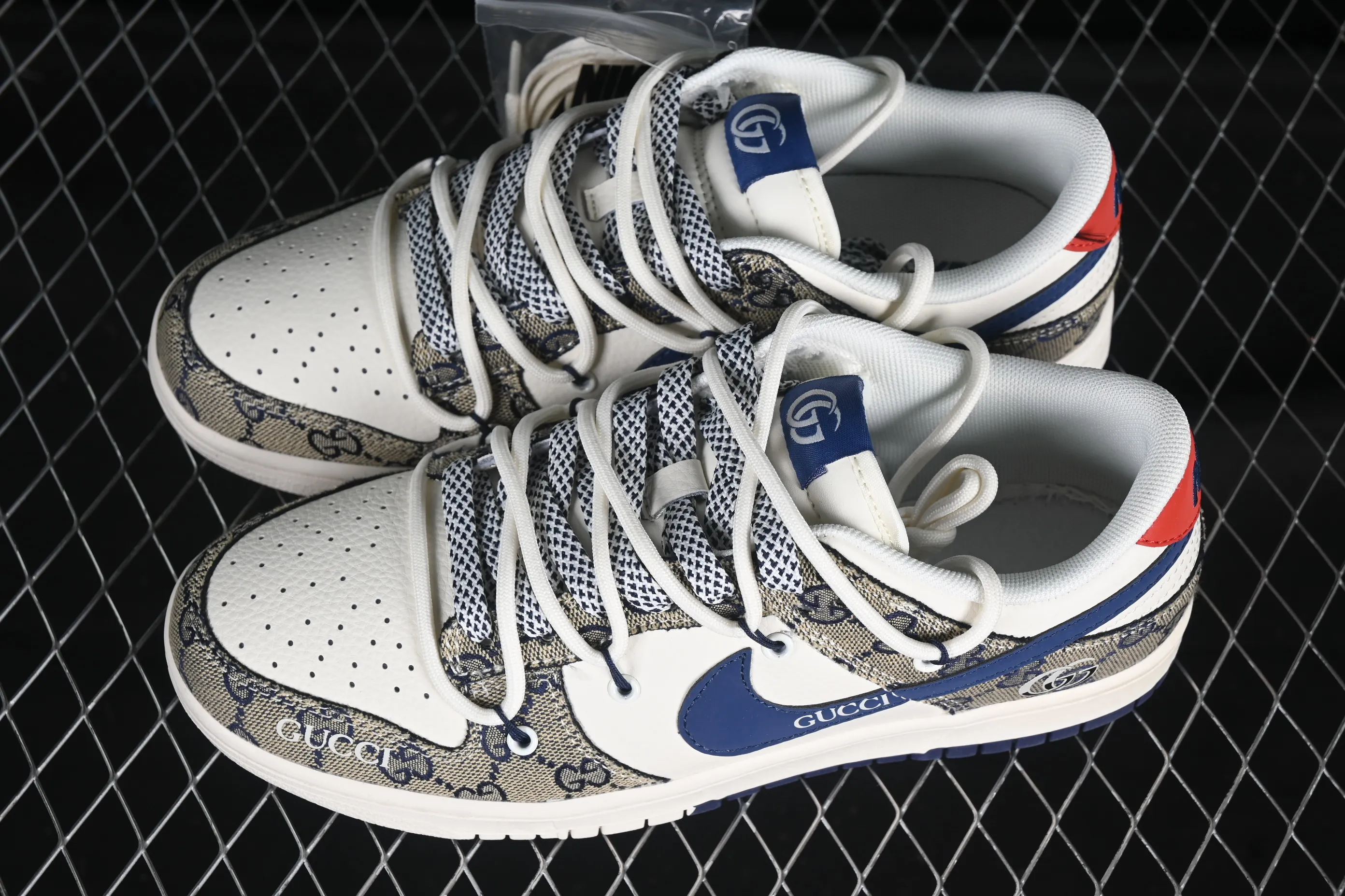 All categories Nk SB Dunk Series Nk SB Dunk Low High-end customized low-top sneakers Nike SB Dunk Low Gucci co-branded strap woven blue hook Anniversary high-end customized low-top casual sneakers SJ2068-317